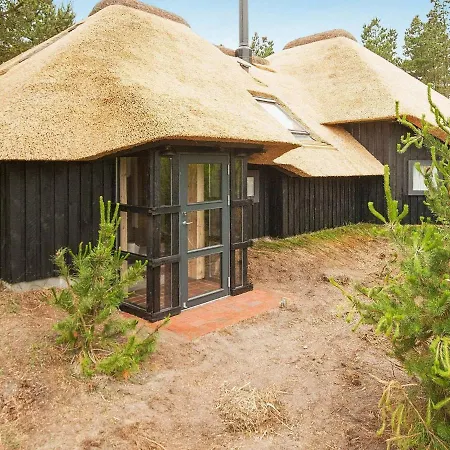 Three-bedroom In 85 Holiday home